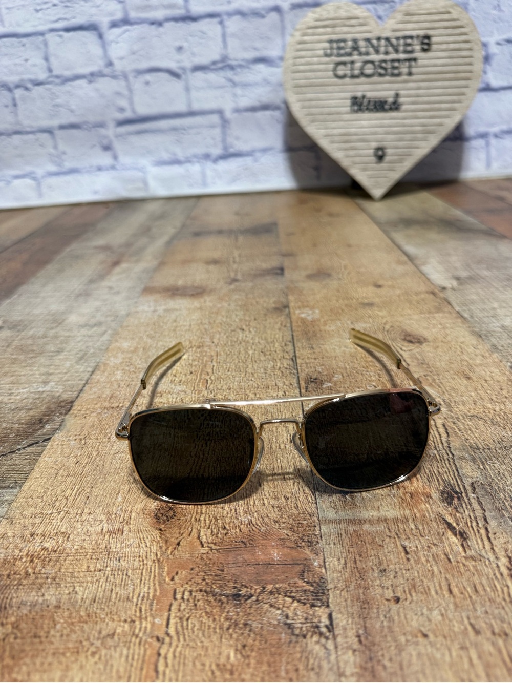 Humvee Aviator Sunglasses Men Military Pilot 
Pre owned good condition 
Please v